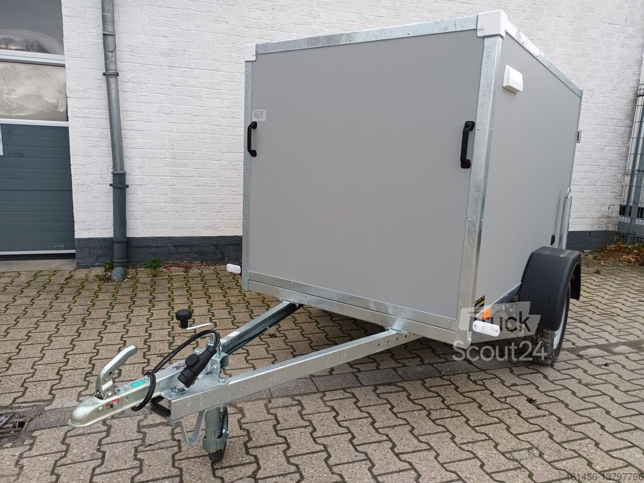 https://www.alle-lkw.de/img/Anhanger_kompakter_Koffer_grauweiss_Gesamthohe_185cm_750kg_mit_Stutzrad_Stutzen_Zurrsystem_100km_H-xxl-17104/17104_3149632069553.jpg