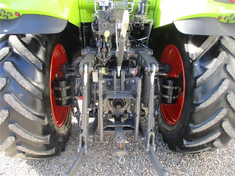 Traktor Claas Axion 830 Med frontlift og luft anlæg.